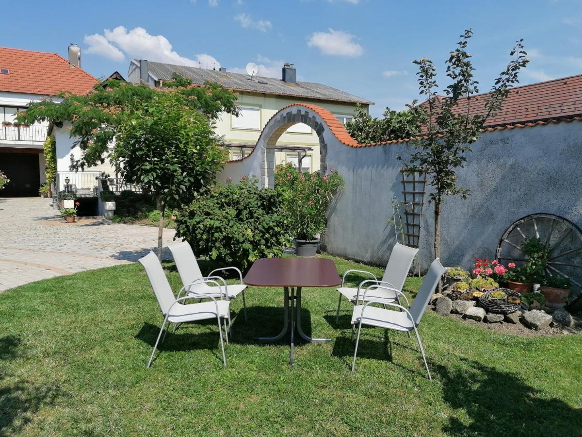 Gaestehaus Anita Breitenbrunn  Exteriör bild