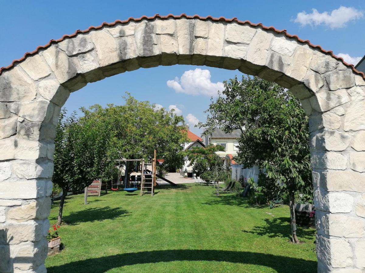 Gaestehaus Anita Breitenbrunn  Exteriör bild